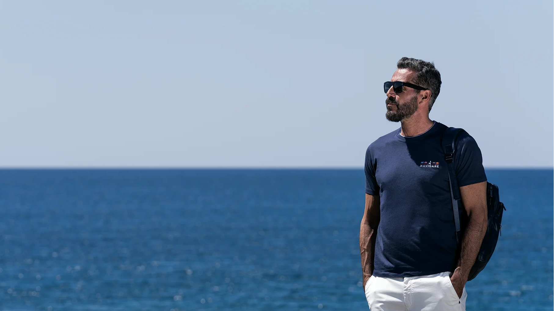 Uomo in abbigliamento Navigare, con zaino viaggio Navigare, stile italiano sportswear e leisurewear